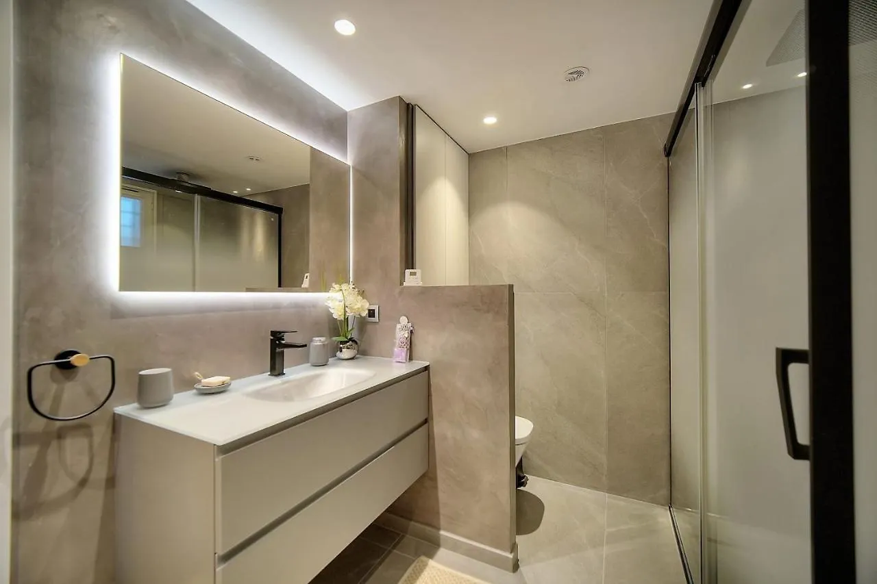 Cannes Luxury Rental - Stunning Sea Front Apartment Villeneuve-Loubet